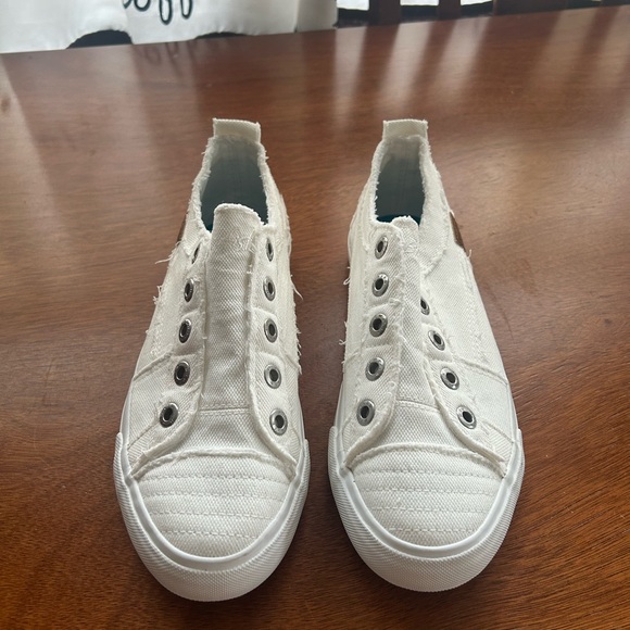 Blowfish Malibu Play Slip On Sneaker White Canvas Size 8 wide - Picture 2 of 5